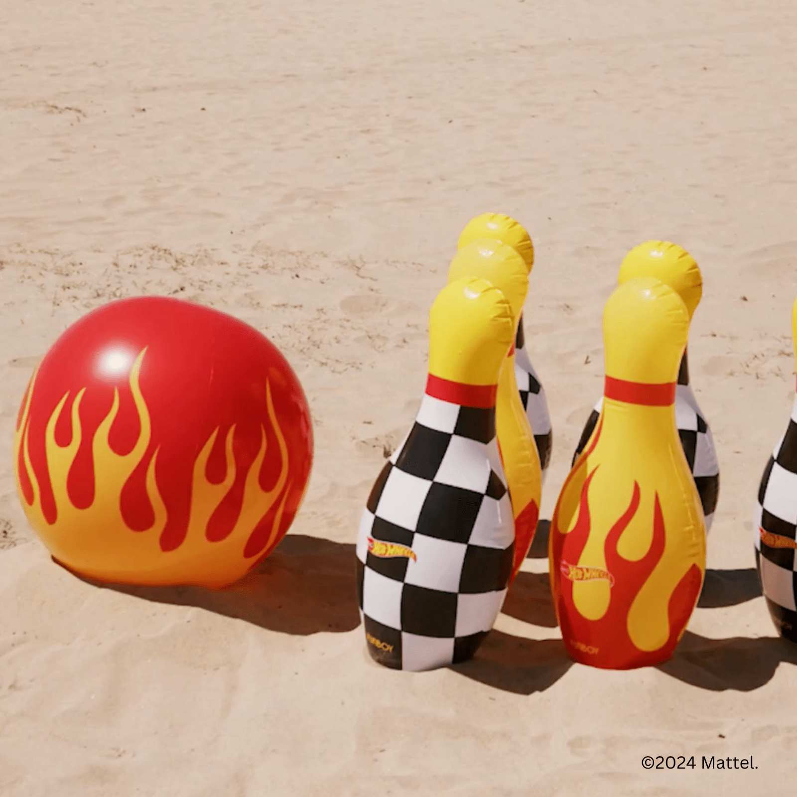 FUNBOY Hot Wheels Checkered Flame Backyard Bowling Set